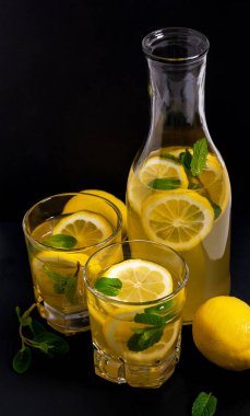 Limon limonata içmek