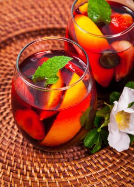 Kırmızı şarap Sangria kokteyl