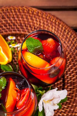 Kırmızı şarap Sangria kokteyl