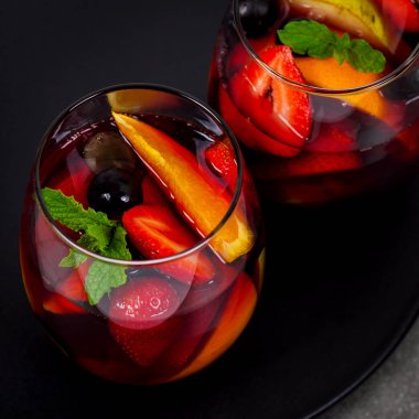 Kırmızı şarap Sangria kokteyl