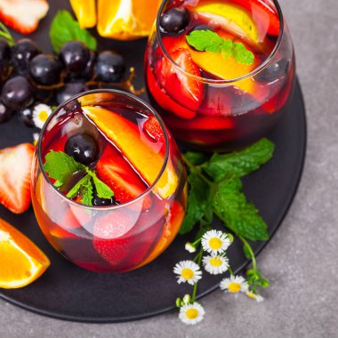 Kırmızı şarap Sangria kokteyl