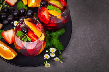 Kırmızı şarap Sangria kokteyl