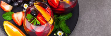 Kırmızı şarap Sangria kokteyl