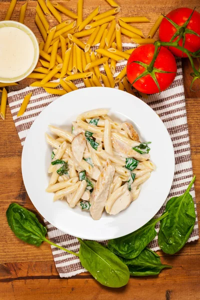 Spenat kyckling Alfredo Parmesan Pasta — Stockfoto