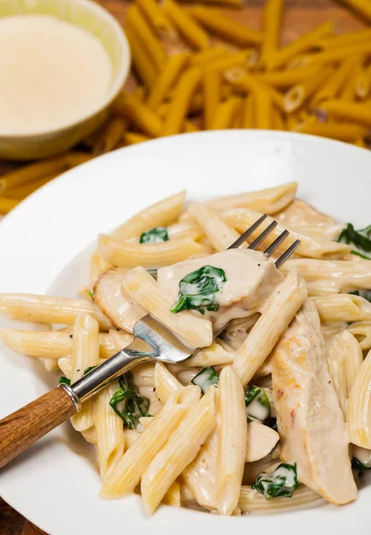 Spinaci Pollo Alfredo Parmigiano Pasta — Foto Stock