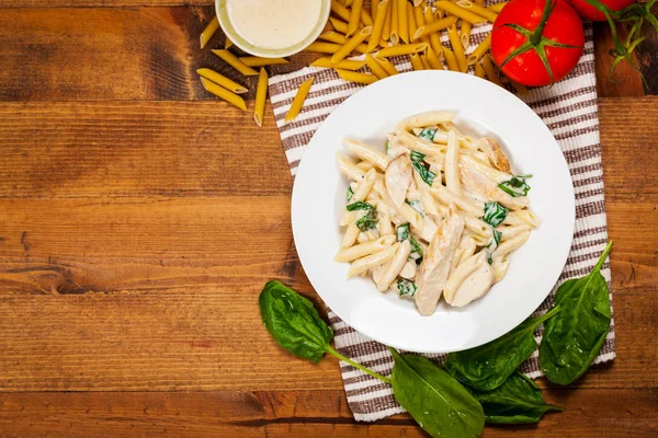 Spinaci Pollo Alfredo Parmigiano Pasta — Foto Stock