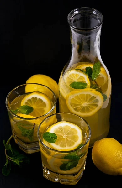 Limon limonata içmek — Stok fotoğraf