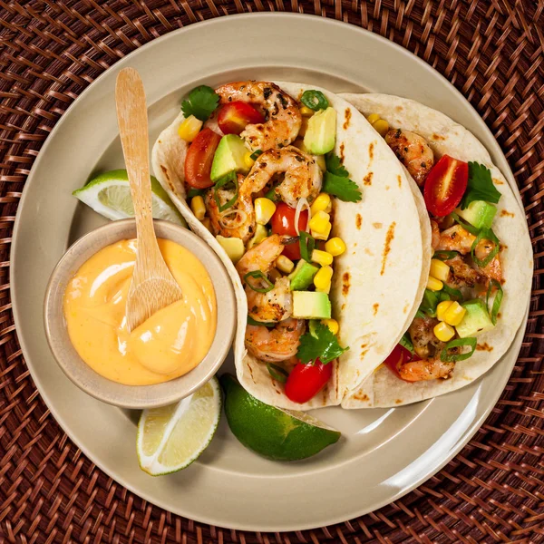 Krewetki Tacos z kukurydzą i awokado Salsa — Zdjęcie stockowe