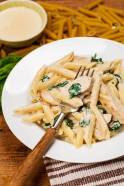 Tavuk Alfredo makarna ıspanak ile