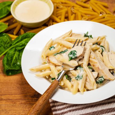 Tavuk Alfredo makarna ıspanak ile