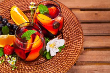 Kırmızı şarap Sangria kokteyl