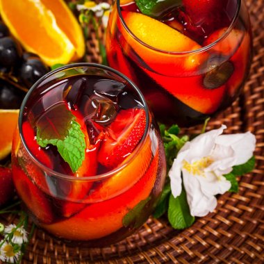 Kırmızı şarap Sangria kokteyl