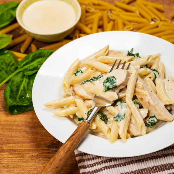 Tavuk Alfredo makarna ıspanak ile