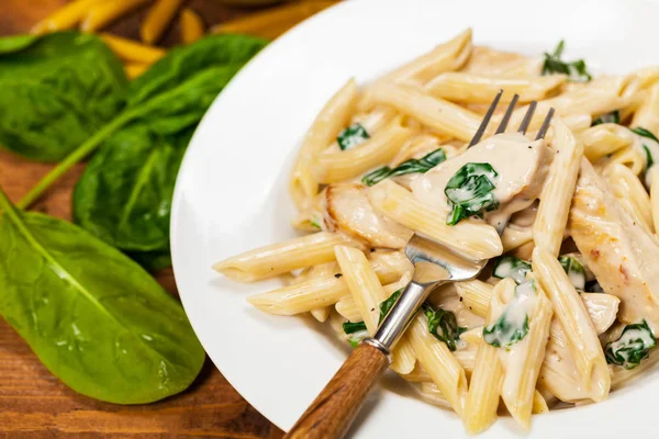 Kip Alfredo Pasta met spinazie — Stockfoto