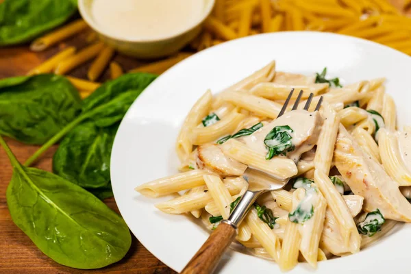 Tavuk Alfredo makarna ıspanak ile