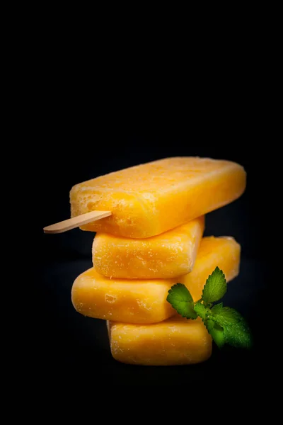 Bares de frutas congeladas de piña Popsicles — Foto de Stock