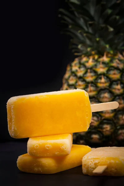 Ananas Meyve barlar çubuklu dondurmayı dondurulmuş — Stok fotoğraf