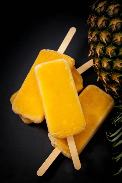 Ananasy mrożone owoce bary Popsicles — Zdjęcie stockowe