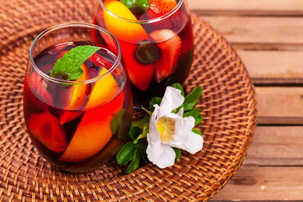 Kırmızı şarap Sangria kokteyl — Stok fotoğraf