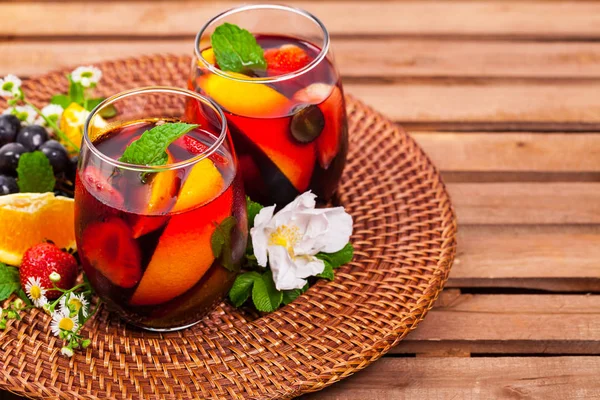 Kırmızı şarap Sangria kokteyl — Stok fotoğraf