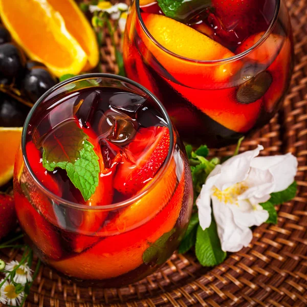 Kırmızı şarap Sangria kokteyl