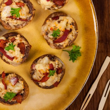 Pastırma ile mantar dolması