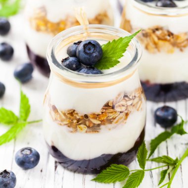 Granola yoğurt, bal ve yaban mersini ile