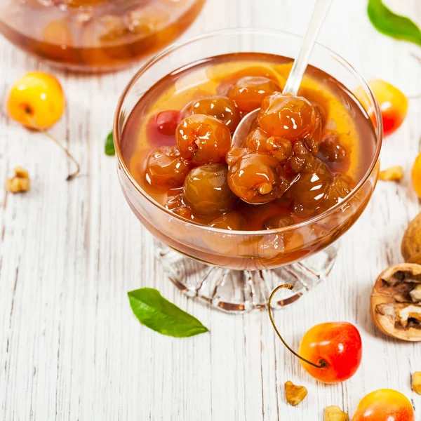 Mermelada de cereza con frutos secos —  Fotos de Stock