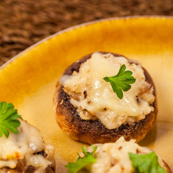 Cogumelos recheados vegetarianos — Fotografia de Stock