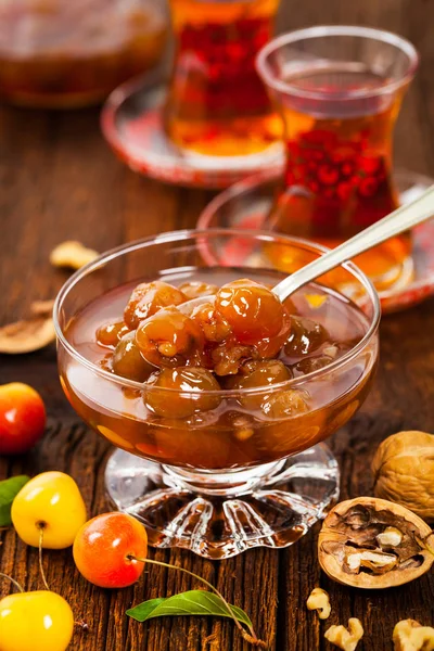 Mermelada de cereza con frutos secos —  Fotos de Stock