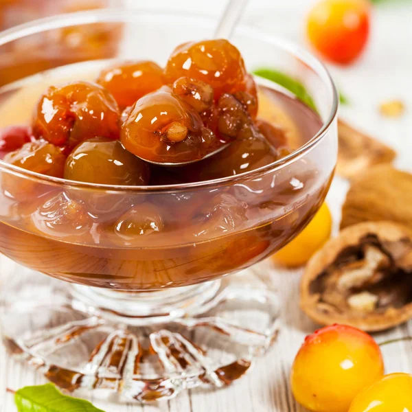 Marmellata di ciliegie con noci — Foto Stock