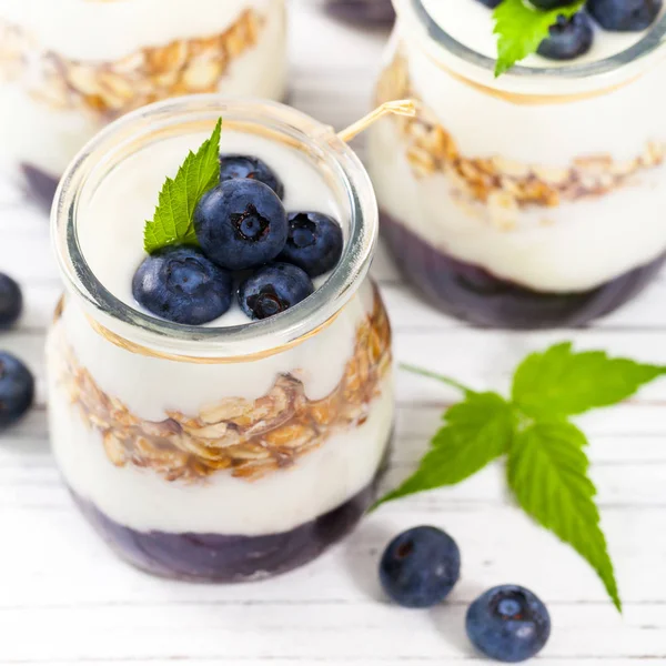 Muesli met yoghurt, honing en bosbessen — Stockfoto