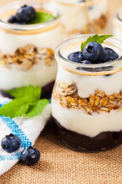 Yaban mersini ile Yunan yoğurt tatlısı