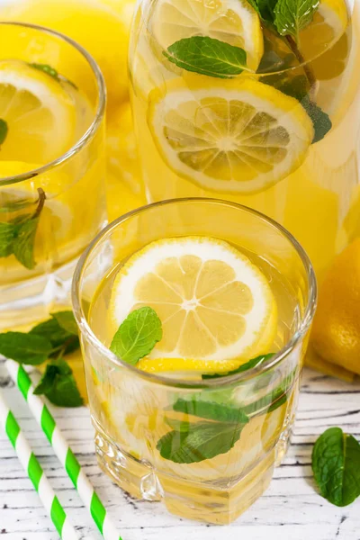 Limonata limon içecek — Stok fotoğraf