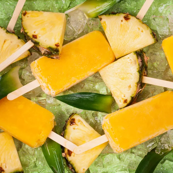 Bares de hielo de fruta congelada piña Popsicles —  Fotos de Stock