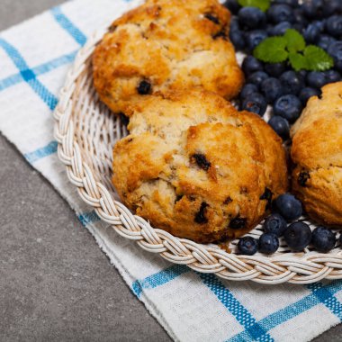 Yaban mersinli çörek pasta