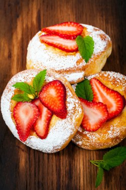 Süzme peynir - Vatrushka ile yuvarlak buns