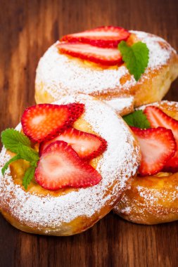 Süzme peynir - Vatrushka ile yuvarlak buns