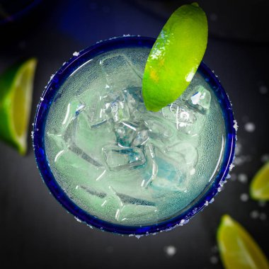 Mavi Margarita alkollü kokteyl. Seçici odak.