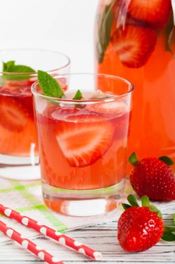 Yaz çilek içecek. Seçici odak.