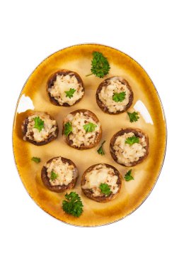 Beyaz arka plan üzerinde izole vejetaryen mantar dolması. Seçici odak.