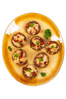 Pastırma, peynir ve ekmek kırıntıları beyaz arka plan üzerinde izole mantar dolması. Seçici odak.