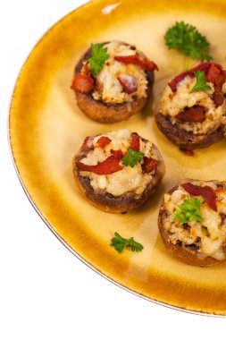 Pastırma, peynir ve ekmek kırıntıları beyaz arka plan üzerinde izole mantar dolması. Seçici odak.