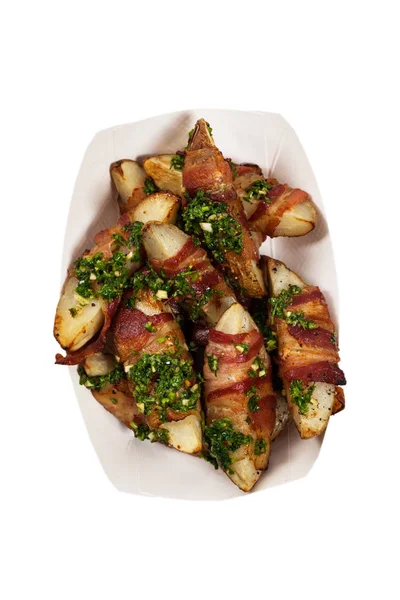 Bacon Envolvido Batatas Cunhas Com Salsa Alho Pesto Molho Isolado — Fotografia de Stock