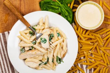 Ispanak tavuk Alfredo Parmesan makarna. Seçici odak.