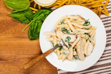 Ispanak tavuk Alfredo Parmesan makarna. Seçici odak.