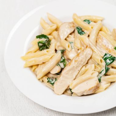 Ispanak tavuk Alfredo Parmesan makarna. Seçici odak.