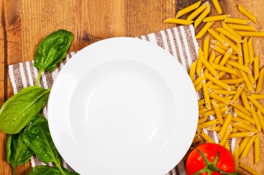 Makarna yemek pişirmek için boş levha malzemelerle. Seçici odak.