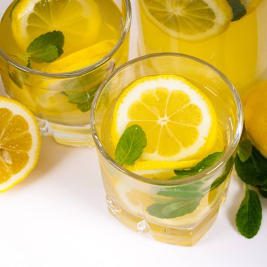 Alkollü limonata içecekler. Seçici odak.