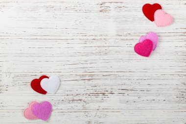 Sevgiliye arka plan kartı ahşap arka plan üzerinde kumaş yürekleri. Seçici odak.